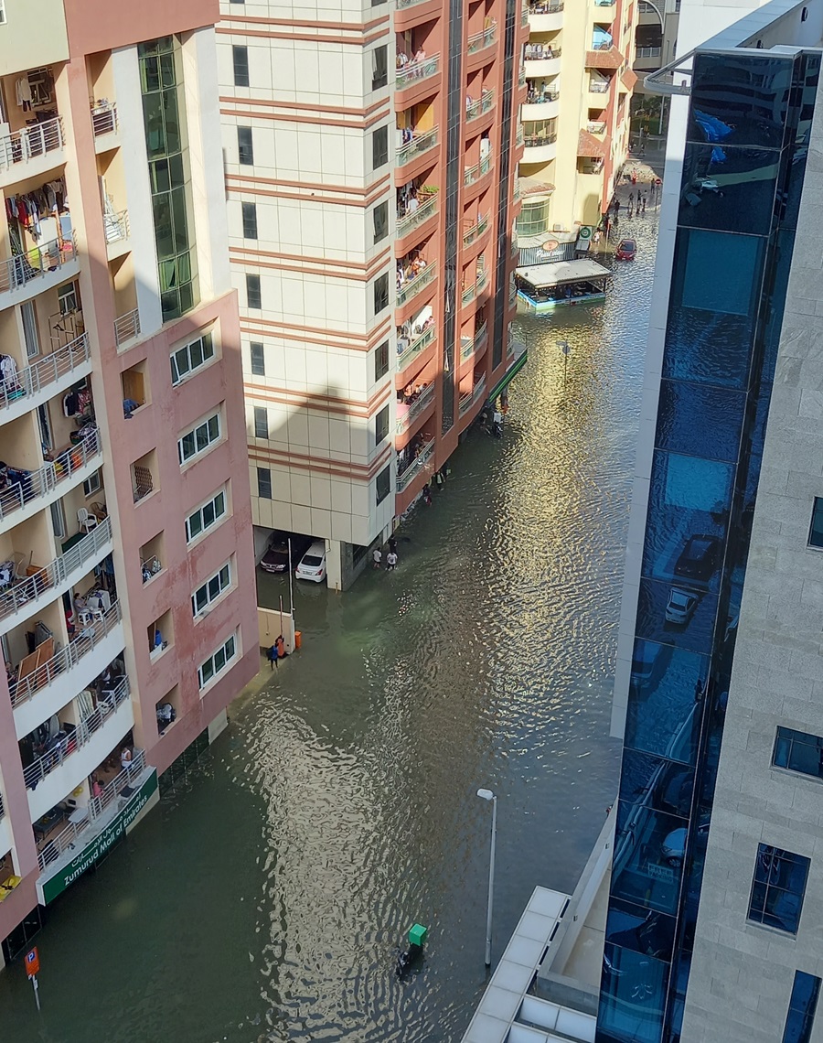 Foto desde mi balcón de una calle inundada varios días después de las torrenciales lluvias en Dubái. 