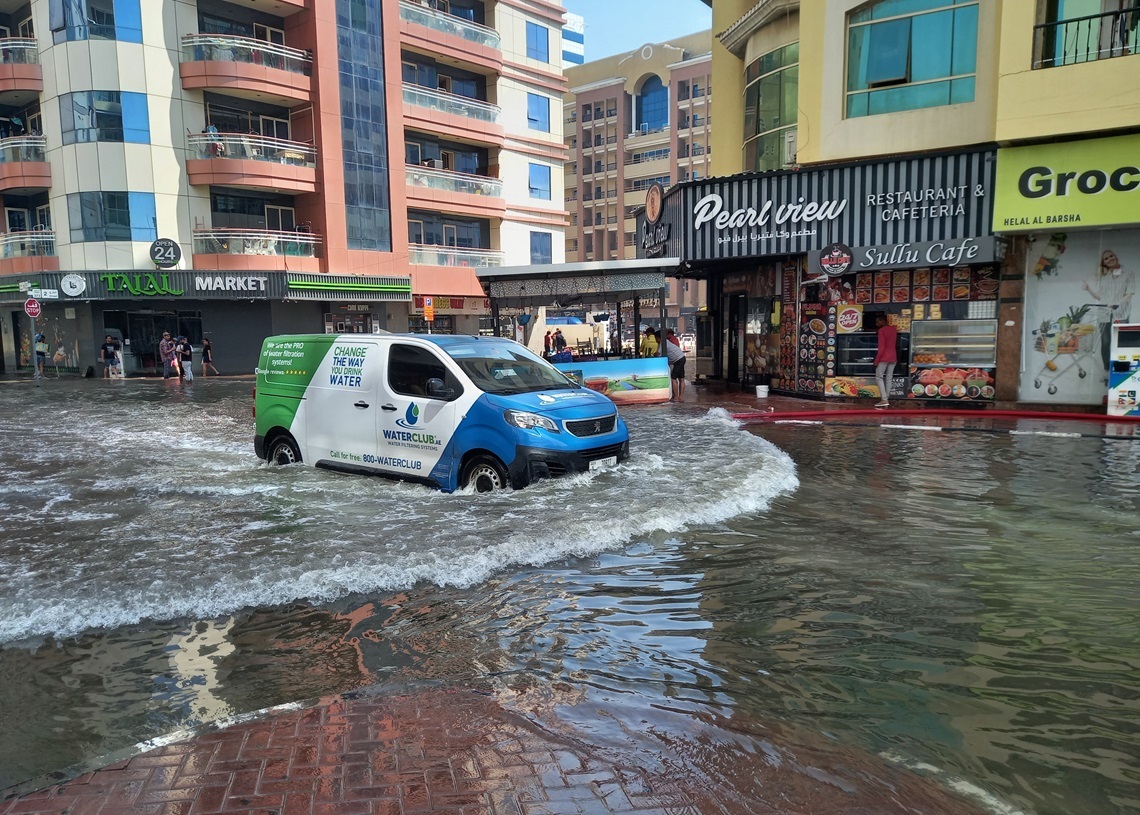 "Oleaje" provocado por un auto que cruza una calle inundada, días después de las torrenciales lluvias caídas en Dubái. Foto: OnCuba.