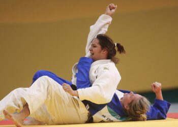 Sheyla Hernández (i) enfrentando a Meg Rodríguez de Brasil en la final de judo +70kg J1/J2 femenino, en los Juegos Parapanamericanos 2023, en Santiago de Chile. Foto: Esteban Garay/EFE.