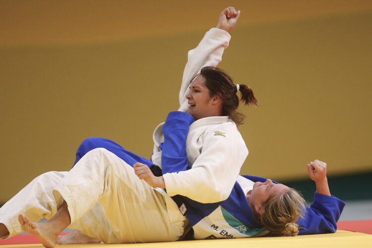 Sheyla Hernández (i) enfrentando a Meg Rodríguez de Brasil en la final de judo +70kg J1/J2 femenino, en los Juegos Parapanamericanos 2023, en Santiago de Chile. Foto: Esteban Garay/EFE.