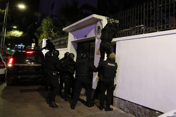 Integrantes de un cuerpo élite de la Policía ecuatoriana irrumpen en la Embajada de México para detener al exvicepresidente Jorge Glas, condenado por corrupción. Foto: EFE/ José Jácome.