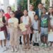 Niños premiados en el capítulo cubano del Concurso Internacional de Haiku, junto al Sr. Namba Atsushi, Ministro Consejero de la Embajada japonesa en Cuba, y su esposa. Foto: Embajada de Japón en Cuba/Facebook.
