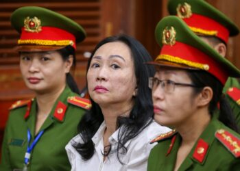Truong My Lan (C), presidenta de Van Thinh Phat Holdings, se sienta durante su juicio en el Tribunal Popular de la ciudad de Ho Chi Minh, Vietnam, el 11 de abril 2024. Foto: STRINGER/EFE/EPA.