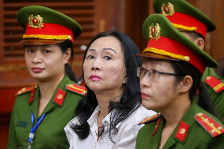 Truong My Lan (C), presidenta de Van Thinh Phat Holdings, se sienta durante su juicio en el Tribunal Popular de la ciudad de Ho Chi Minh, Vietnam, el 11 de abril 2024. Foto: STRINGER/EFE/EPA.