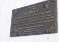 Tarja en homenaje a El Tosco en su casa natal en Santa Clara. Foto: Facebook/Leonor E. Mtnez.