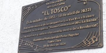 Tarja en homenaje a El Tosco en su casa natal en Santa Clara. Foto: Facebook/Leonor E. Mtnez.