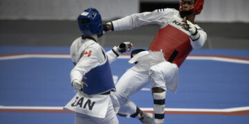 El taekwondoca cubano Rafael Alba (d) durante un combate del Panamericano de Santo Domingo en el que logró un cupo para los Juegos Olímpicos París 2024. Foto: Orlando Barría / EFE.