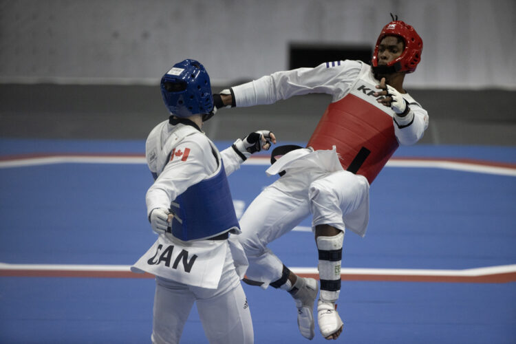 El taekwondoca cubano Rafael Alba (d) durante un combate del Panamericano de Santo Domingo en el que logró un cupo para los Juegos Olímpicos París 2024. Foto: Orlando Barría / EFE.