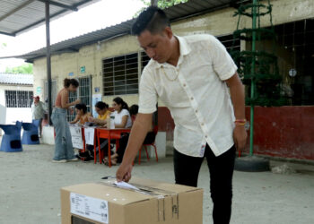 Ecuatorianos votan en el referendo de este domingo en la ciudad de Guayaquil. Foto: Jonathan Miranda / EFE.