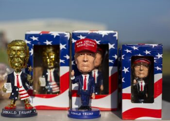 Memorabilia de Donald J. Trump a la venta en un rally en el Aero Center Wilmington, Carolina del Norte, USA, el 20 de abril de 2024. Foto: EFE/EPA/Veasey Conway.