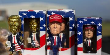 Memorabilia de Donald J. Trump a la venta en un rally en el Aero Center Wilmington, Carolina del Norte, USA, el 20 de abril de 2024. Foto: EFE/EPA/Veasey Conway.