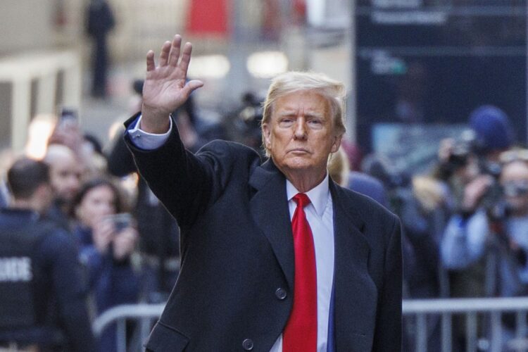 El expresidente Donald Trump saluda a los espectadores al salir del 40 Wall Street después de una conferencia de prensa, el 25 de marzo de 2024, en Nueva York. Foto: EFE/ Sarah Yenesel.
