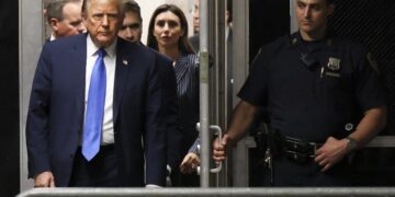 Donald Trump regresa a la sala después de un receso en el Tribunal Penal de Manhattan, Nueva York. Foto: EFE.
