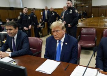El expresidente Donald Trump, junto a miembros de su equipo legal, policías y otras personas presentes en la selección de los jurados durante su juicio penal en Nueva York. Foto: Timothy A. Clary / POOL / EFE.