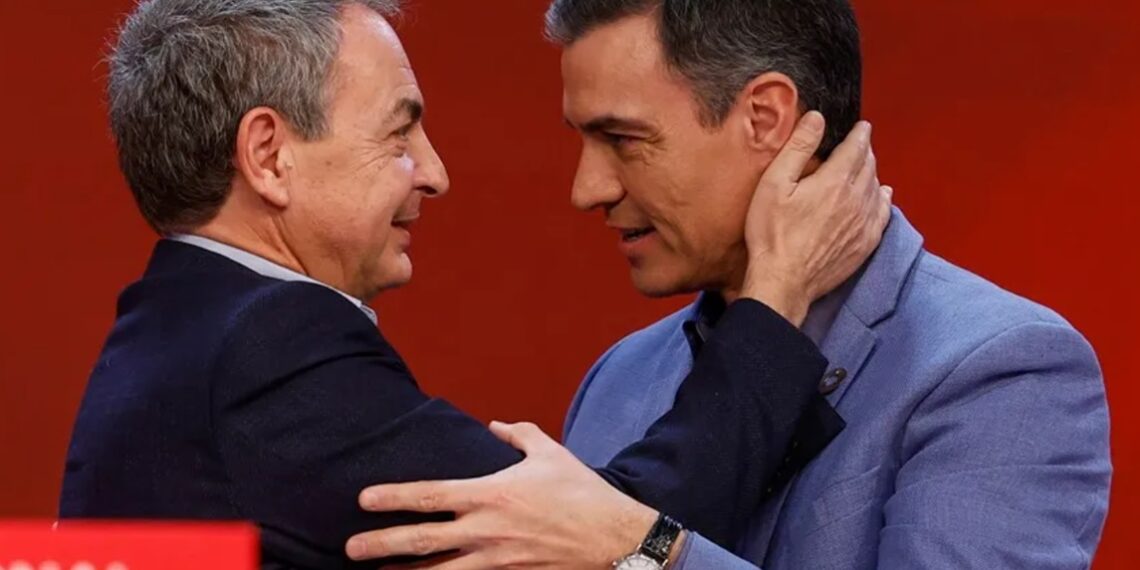 Pedro Sánchez (der) junto a José Luis Rodríguez Zapatero. Foto: EFE.