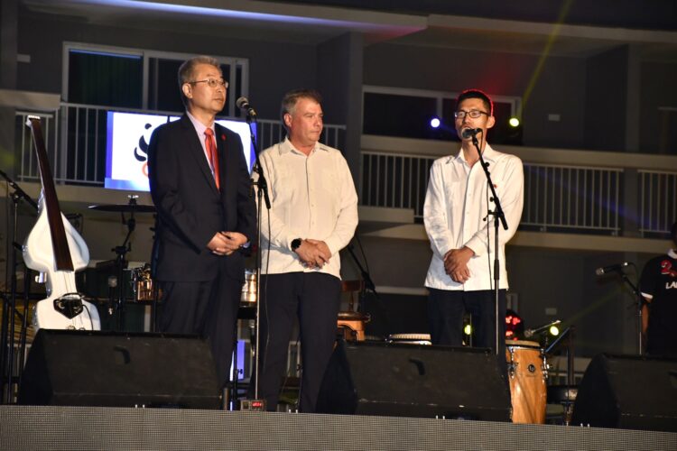 Ma Hui (i), embajador de China en Cuba, junto al ministro cubano de Turismo, Juan Carlos García (c), en la clausura de la Feria Internacional FitCuba 2024, en Jardines del Rey. Foto: Mintur.