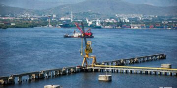 Vista de bahía de Santiago de Cuba. Foto: Kaloian / Archivo.