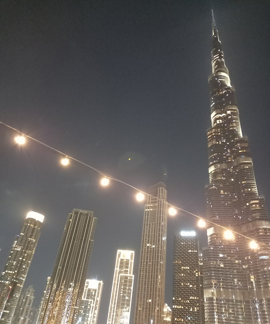 El Burj Khalifa (derecha) visto desde abajo, rodeado de otros rascacielos del downtown de Dubái. Foto: Eric Caraballoso Díaz.