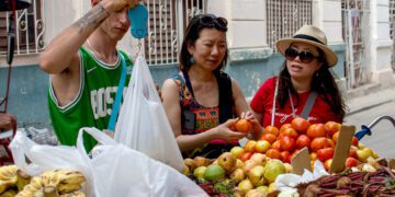 Turistas chinos compran a un carretillero en La Habana. Foto: Otmaro Rodríguez.