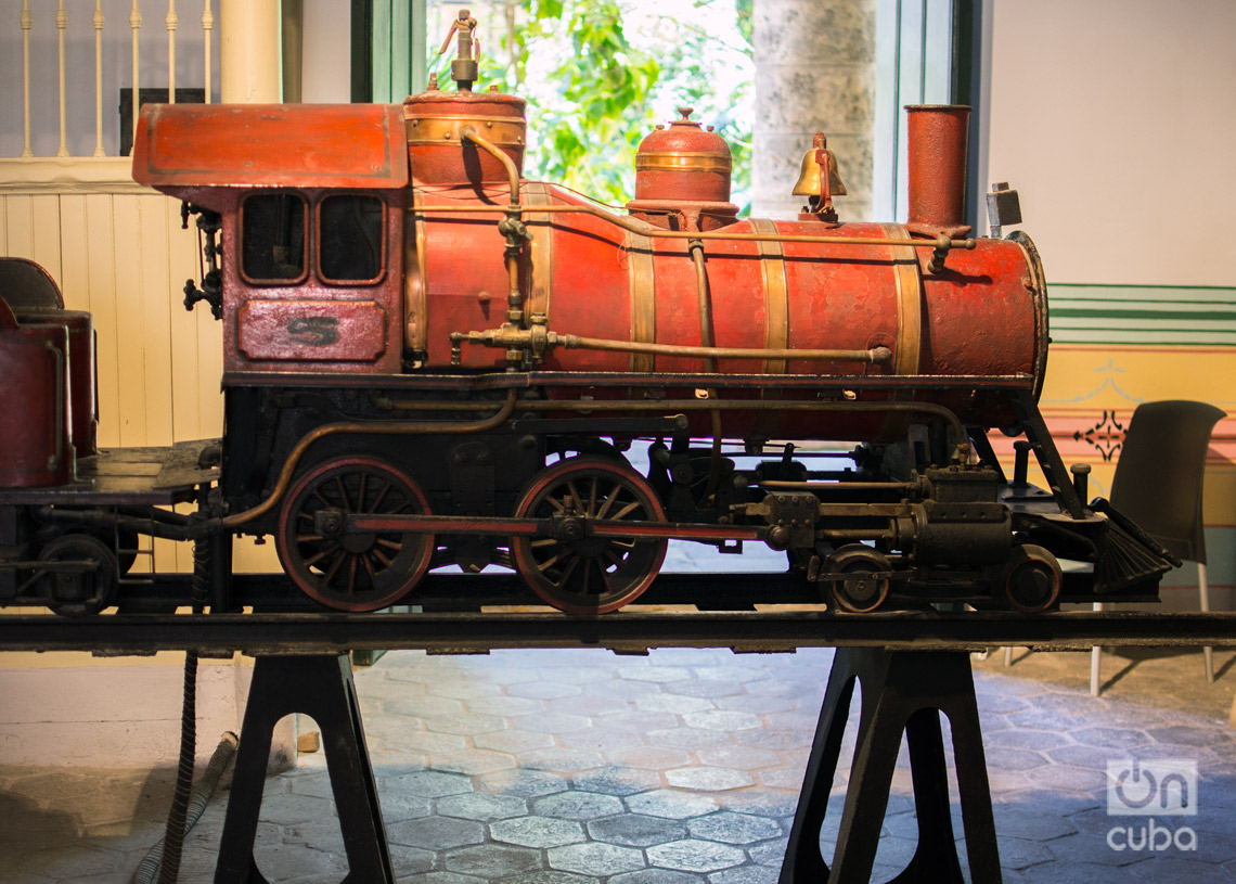 Réplica de la primera locomotora que circuló en Cuba. Perteneció a la escritora Dulce María Loynaz. Foto: Otmaro Rodríguez.