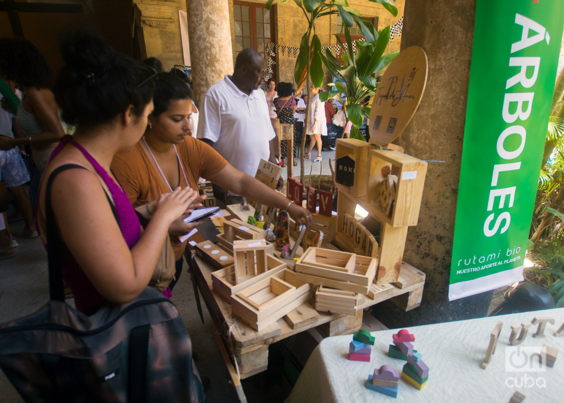 Feria de Expoemprendimiento por el aniversario 12 del proyecto CubaEmprende, en el Centro Félix Varela, en La Habana. Foto: Otmaro Rodríguez.