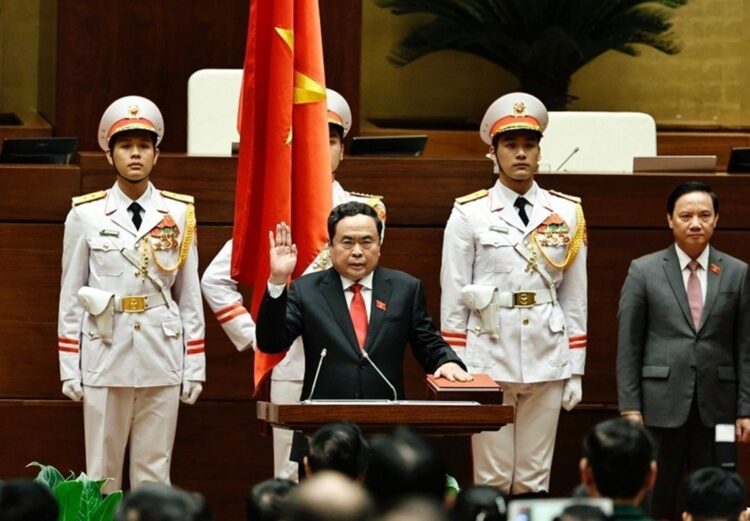 El presidente de la Asamblea Nacional de Vietnam, Tran Thanh Man, prestó juramento al frente del parlamento. Foto: Periódico digital del Partido Comunista de Vietnam.