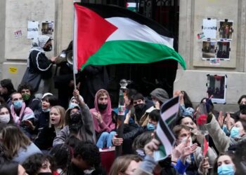 Estudiantes franceses condenan guerra de Israel contra palestinos. Foto: La Jornada.