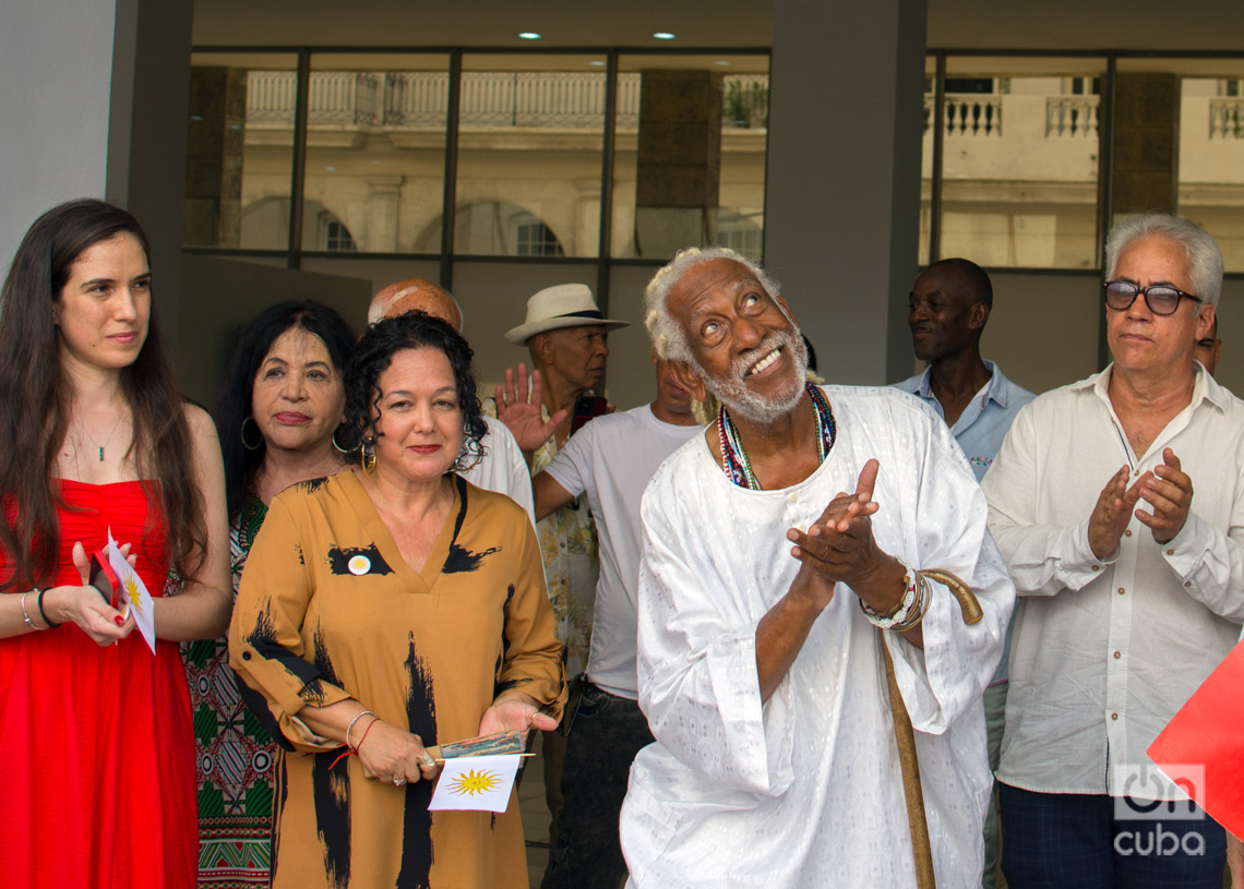 El maestro Manuel Mendive en la inauguración de su muestra "Pan con guayaba, una vida feliz", en el Museo Nacional de de Bellas Artes, en La Habana. Foto: Otmaro Rodríguez.