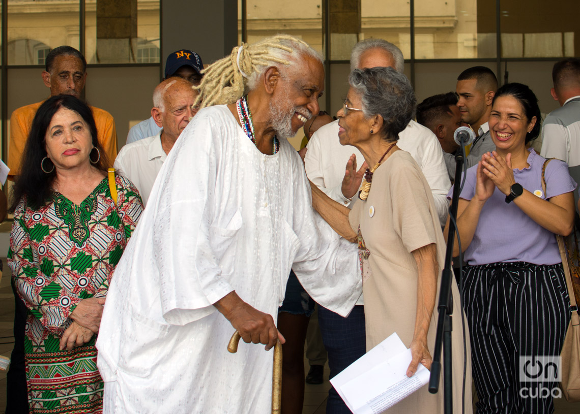 El maestro Manuel Mendive saluda a Lesbia Vent Dumois en la inauguración de su muestra "Pan con guayaba, una vida feliz", en el Museo Nacional de de Bellas Artes, en La Habana. Foto: Otmaro Rodríguez.