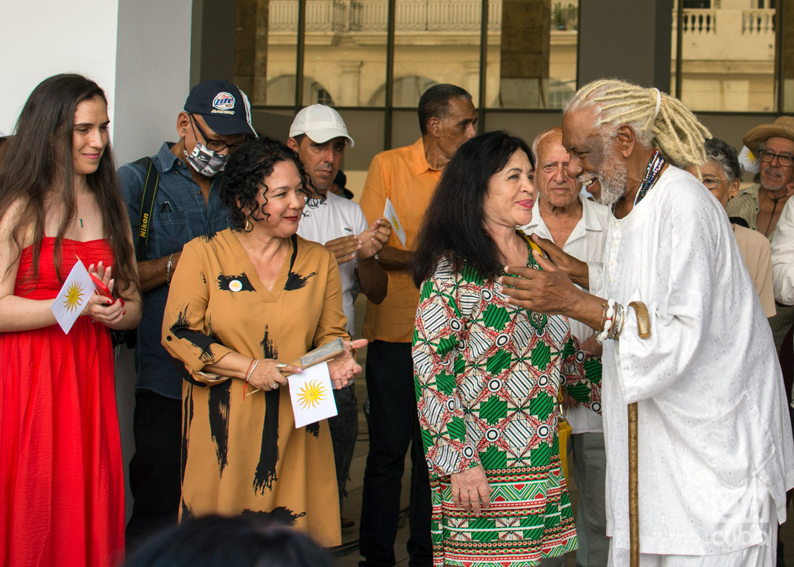 El maestro Manuel Mendive habla con Zaida del Río en la inauguración de su muestra "Pan con guayaba, una vida feliz", en el Museo Nacional de de Bellas Artes, en La Habana. Foto: Otmaro Rodríguez.