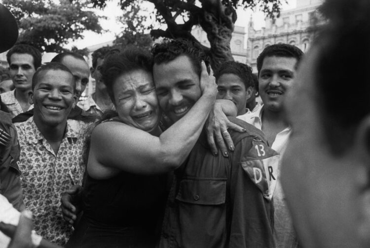 La Habana, 1959. Una madre se reencuentra con su hijo rebelde. Foto: Burt Glinn.