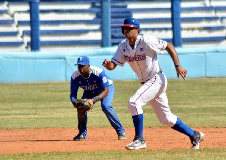 Guillermo Avilés se convirtió en el tercer jugador en la historia de las Series Nacionales con tres jonrones en un partido de postemporada.  Foto: Ricardo López Hevia.