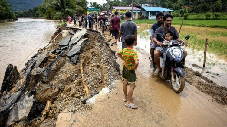 Indonesia bajo fuertes lluvias y deslaves Foto: El Periódico