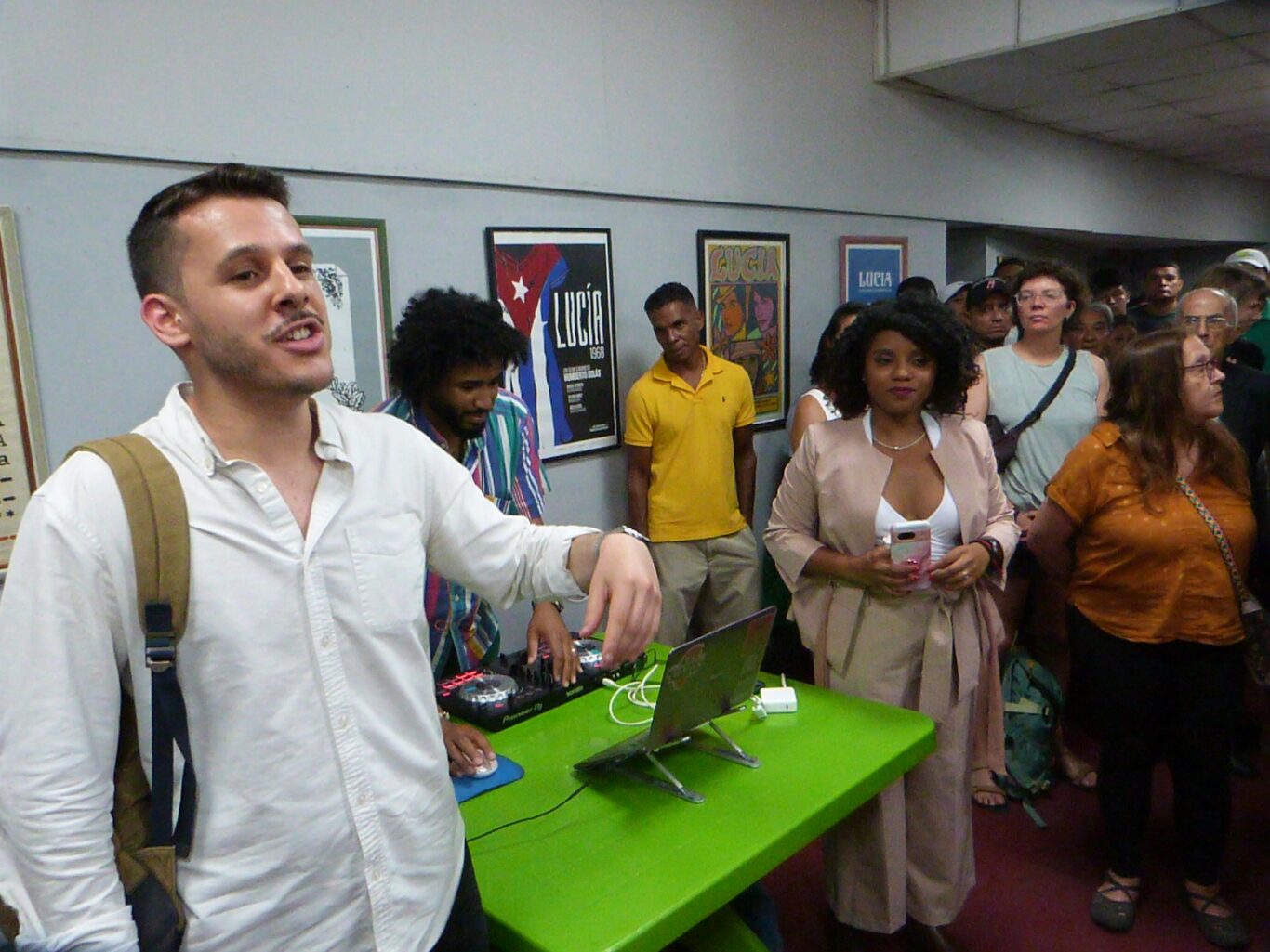 Lee Schlenker en la presentación en la Cinemateca de Cuba, 30 de abril de 2024. Foto: Ángel Marqués Dolz.