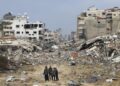 Palestinos en medio de un escenario de desolación en Gaza, como consecuencia de los continuos ataques de Israel. Foto: 20 Minutos.