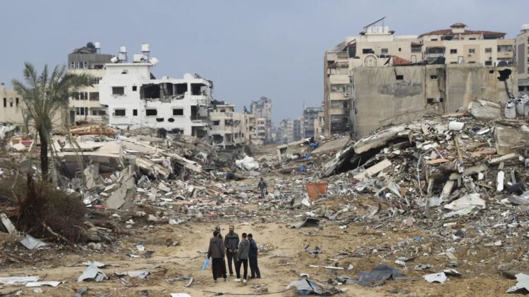 Palestinos en medio de un escenario de desolación en Gaza, como consecuencia de los continuos ataques de Israel. Foto: 20 Minutos.