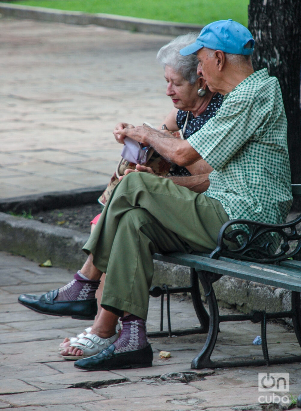 A couple of grandparents sitting on one of the benches in San José Park. Photo: Kaloian.