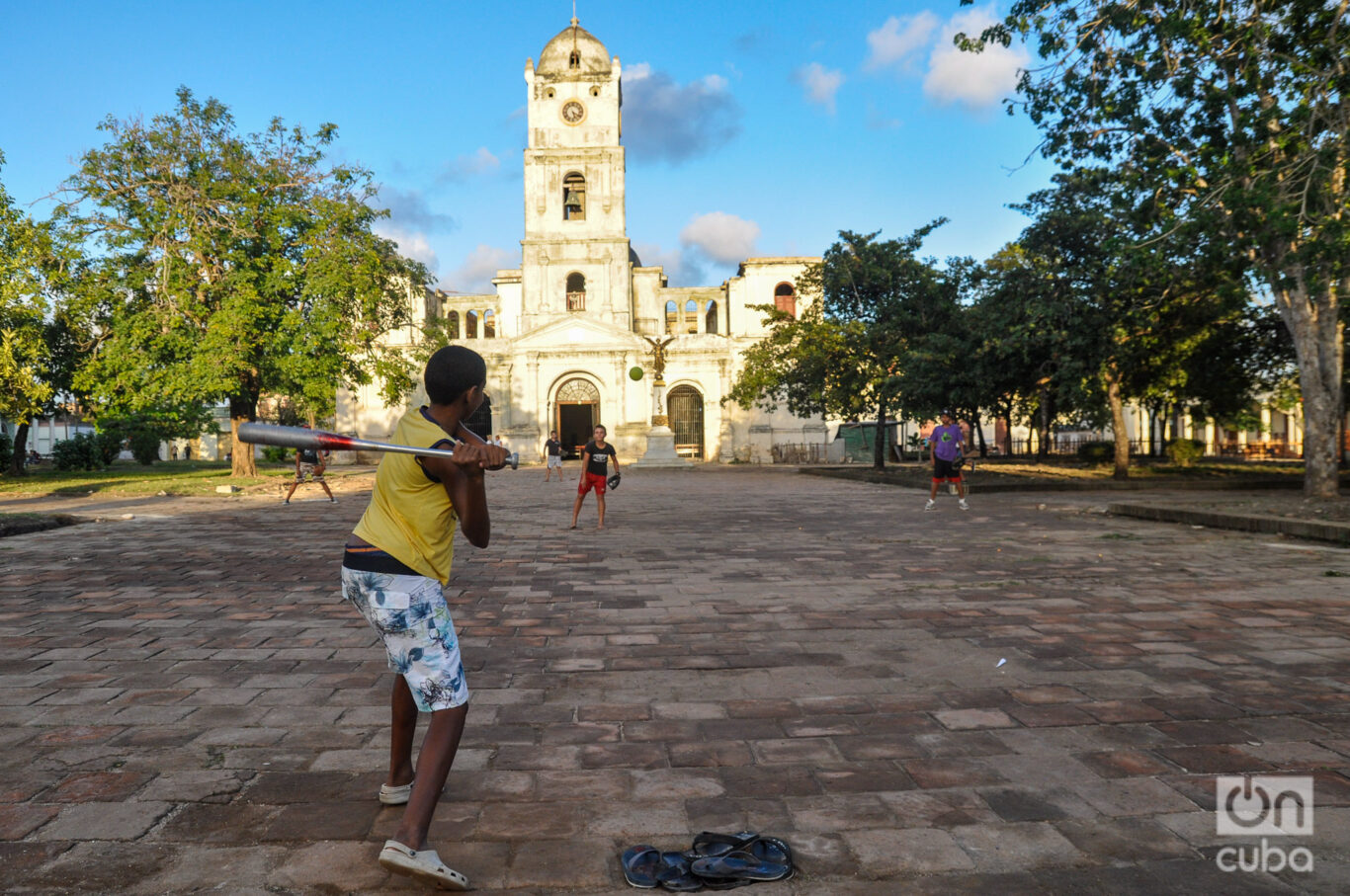A group of children plays ball in San José Park. Photo: Kaloian.