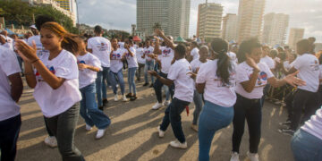 Récord mundial de bailadores de casino, en La Piragua, La Habana, 5 de mayo de 2024. Foto: Otmaro Rodríguez.