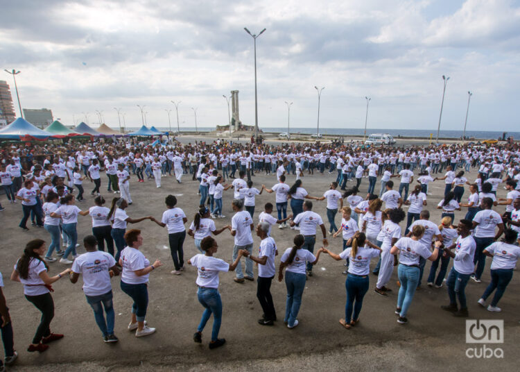 Récord mundial de bailadores de casino, en La Piragua, La Habana, 5 de mayo de 2024. Foto: Otmaro Rodríguez.