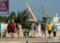 Turistas caminan por la zona del puerto de La Habana. Foto: Otmaro Rodríguez.