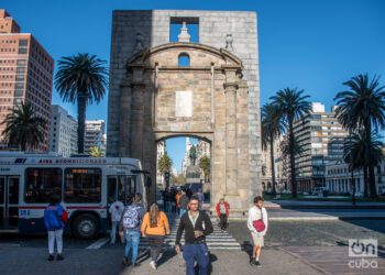 Personas caminan por el centro de Montevideo. Foto: Kaloian Santos Cabrera.