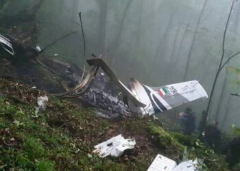 Una foto facilitada por la televisión estatal iraní (IRIB) muestra los restos de un helicóptero en el que viajaba el presidente iraní, Ebrahim Raisi, en la zona montañosa de Varzaghan, Irán, 20 de mayo de 2024. Foto: Televisión estatal iraní / EFE.