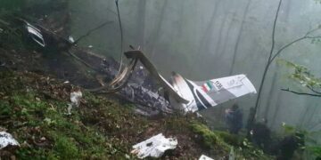 Una foto facilitada por la televisión estatal iraní (IRIB) muestra los restos de un helicóptero en el que viajaba el presidente iraní, Ebrahim Raisi, en la zona montañosa de Varzaghan, Irán, 20 de mayo de 2024. Foto: Televisión estatal iraní / EFE.