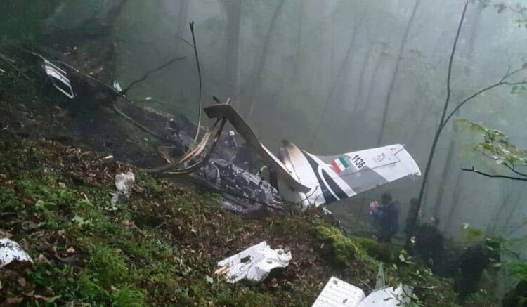 Una foto facilitada por la televisión estatal iraní (IRIB) muestra los restos de un helicóptero en el que viajaba el presidente iraní, Ebrahim Raisi, en la zona montañosa de Varzaghan, Irán, 20 de mayo de 2024. Foto: Televisión estatal iraní / EFE.