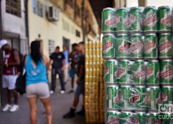 Cola para comprar cerveza al por mayor en un lugar de La Habana, en una imagen de archivo. Foto: Alejandro Ernesto.