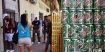 Cola para comprar cerveza al por mayor en un lugar de La Habana, en una imagen de archivo. Foto: Alejandro Ernesto.