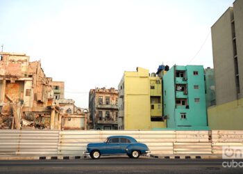 Derrumbes y almendrones, parte del decadente encanto de La Habana. Foto: Alejandro Ernesto.