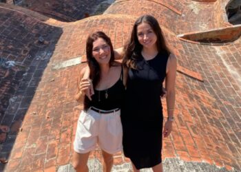 Las actrices Ana de Armas y Claudia Alvariño en la antigua Escuela Nacional de Arte, en La Habana. Foto: Tomada del perfil de Instagram de Claudia Alvariño.