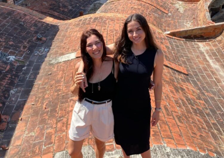 Las actrices Ana de Armas y Claudia Alvariño en la antigua Escuela Nacional de Arte, en La Habana. Foto: Tomada del perfil de Instagram de Claudia Alvariño.
